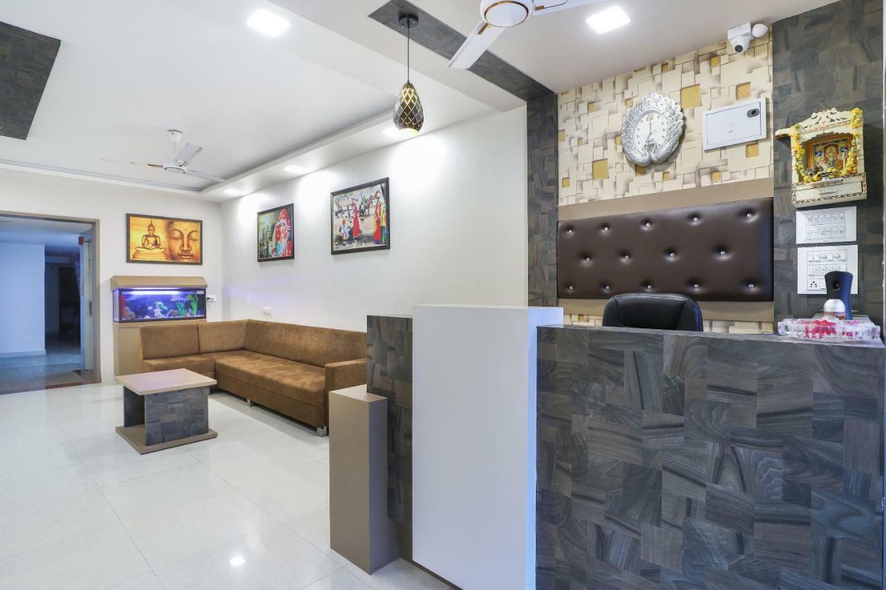 Oyo 47110 Hotel Royal Palace Naroda Екстер'єр фото