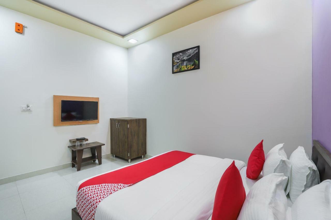 Oyo 47110 Hotel Royal Palace Naroda Екстер'єр фото