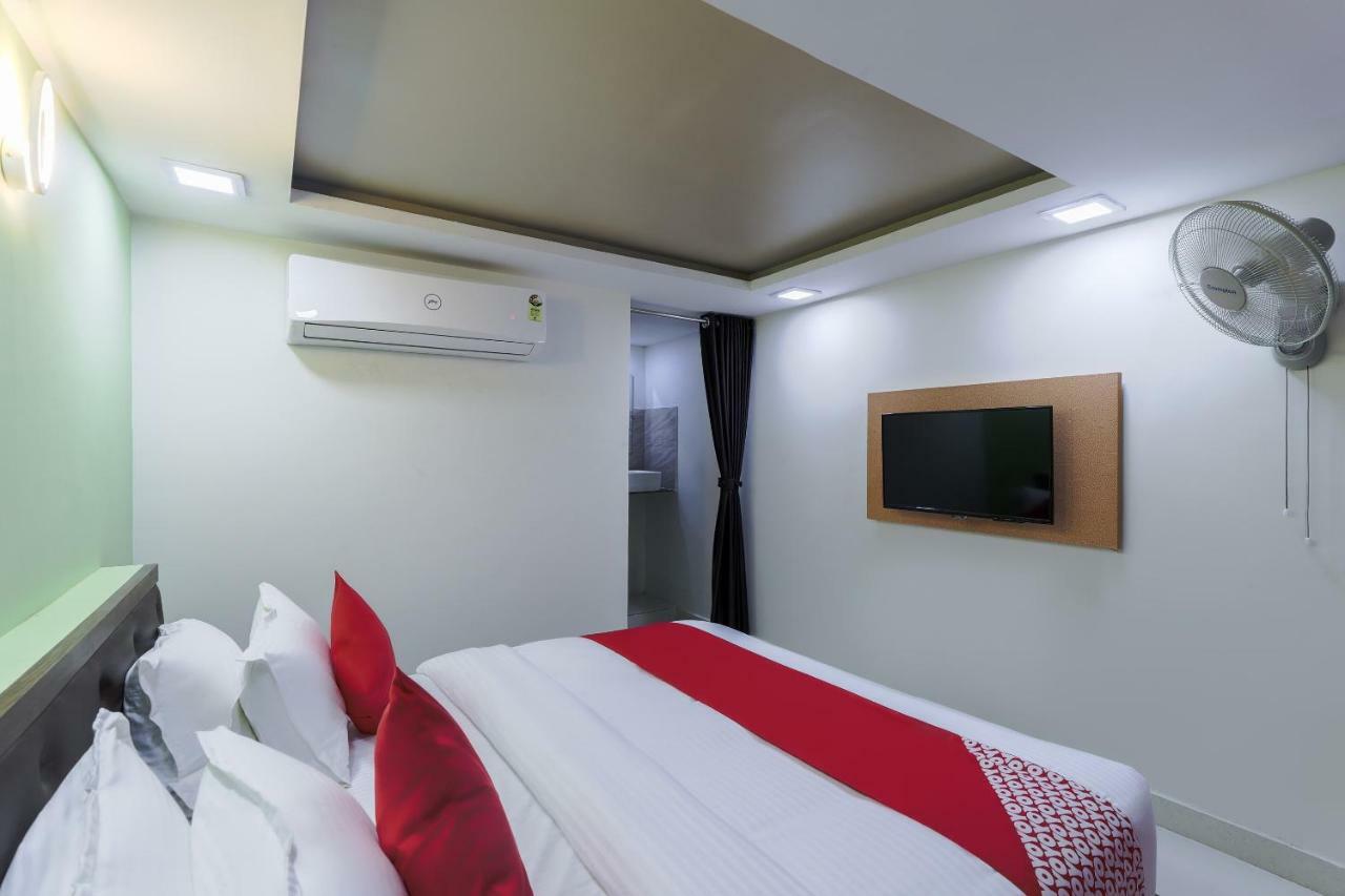 Oyo 47110 Hotel Royal Palace Naroda Екстер'єр фото