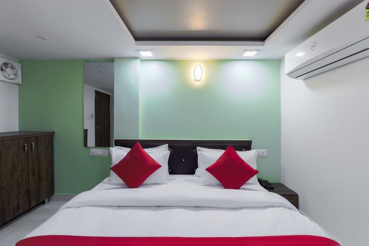 Oyo 47110 Hotel Royal Palace Naroda Екстер'єр фото